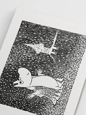 Illustrazione in bianco e nero di un personaggio Moomin con pesci sott'acqua