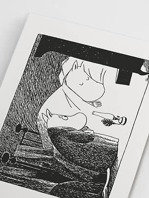 Sort-hvid illustration af to Mumitrolde i et værelse med lille hængende lampe.