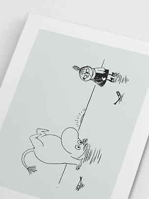 Illustrazione incorniciata di Piccola Mi e Moomin su sfondo azzurro chiaro