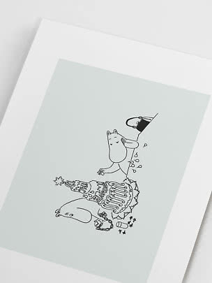 Stampa illustrata con piccolo personaggio e berretto invernale su sfondo azzurro chiaro
