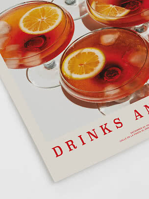 Poster med tre röda cocktails i coupeglas med isbitar och apelsinskivor