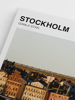 Poster mit der Aufschrift "Stockholm Gamla Stan" über einer Stadtszene mit Gebäuden und Masten