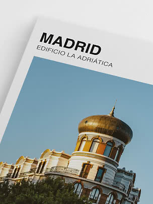 Plakat med Madrid Edificio La Adriática og historisk bygning med kuppel mod blå himmel