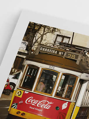 Affiche avec photo inclinée d’un tram jaune et rouge ligne 28 avec pub Coca-Cola