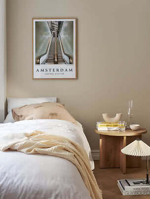 Poster incorniciato Amsterdam Central Station con scala mobile sopra un letto in camera luminosa