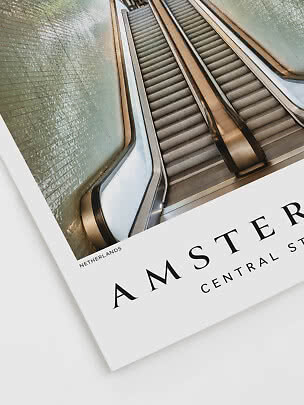 Poster con scale mobili in interno moderno, stazione centrale di Amsterdam, Paesi Bassi