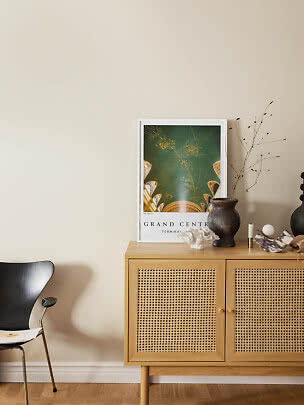 Affiche Grand Central Terminal posée sur un buffet en chêne à portes cannage avec vases décoratifs