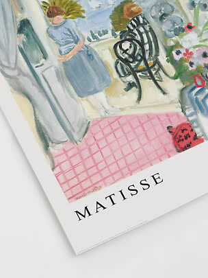 Kunstplakat med maleri af kvinde ved balkon, sort stol, blomster og lyserødt gulv