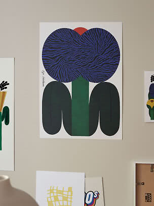 Poster floreale astratto con fiore blu zebrato, stelo verde e foglie scure