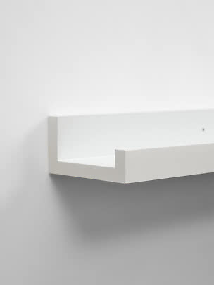 Weiße Wandablage im minimalistischen Design mit erhöhtem Rand