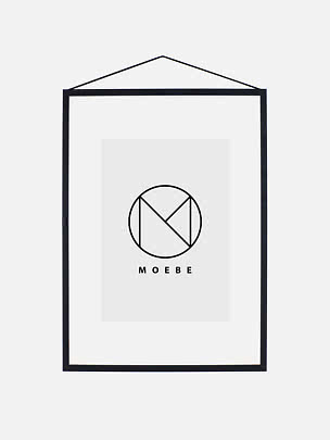 Schwarzer Hängerahmen mit weißem Passepartout und MOEBE-Logo.