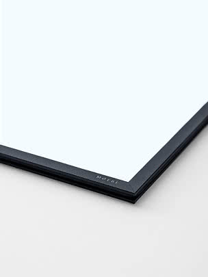 Nahaufnahme eines schwarzen Bilderrahmens mit klarer Acrylfront auf hellem Hintergrund
