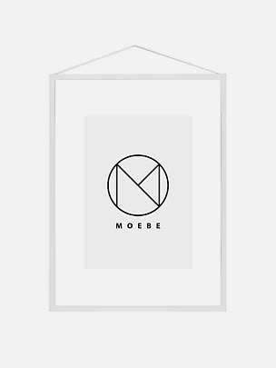 Weißer hängender Bilderrahmen mit minimalistischem MOEBE-Logo auf hellem Hintergrund