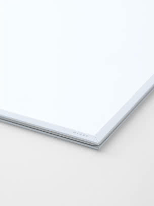 Nahaufnahme eines weißen Bilderrahmens mit minimalistischem Aluminiumprofil.