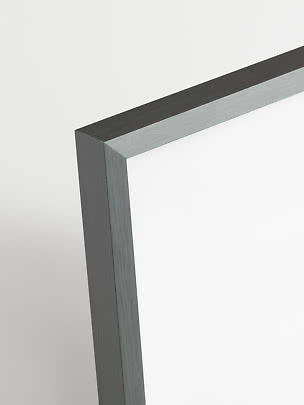 Primo piano dell'angolo di una cornice quadrata in metallo grigio spazzolato su sfondo bianco