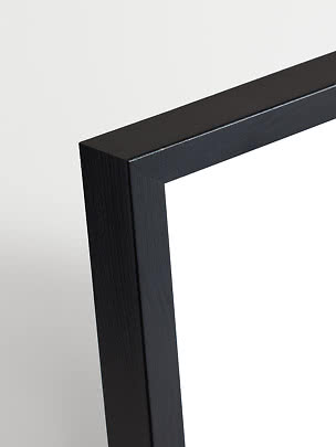 Primo piano di una struttura o gamba per mobile nera rettangolare con venatura del legno