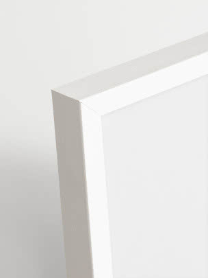 Primo piano dell’angolo di una cornice in legno bianco dal profilo liscio