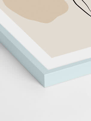Nahaufnahme abstrakter Wandkunst in hellem Beige mit hellblauem Rahmen