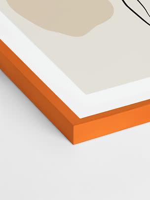 Nahaufnahme eines orangefarbenen Rahmens mit abstraktem Print in Beige und Schwarz