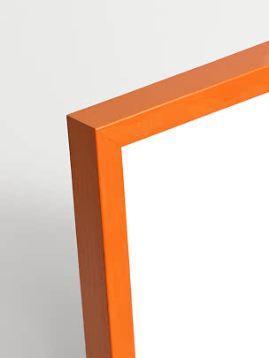 Nahaufnahme eines orangefarbenen rechteckigen Möbelrahmens aus Holz vor hellem Hintergrund