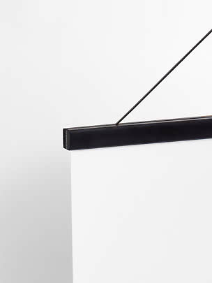 Zwarte posterhanger met koord die een witte poster vasthoudt tegen een lichte achtergrond