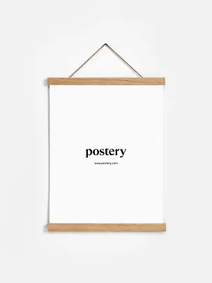Appendi poster in rovere con poster bianco appeso su una parete chiara