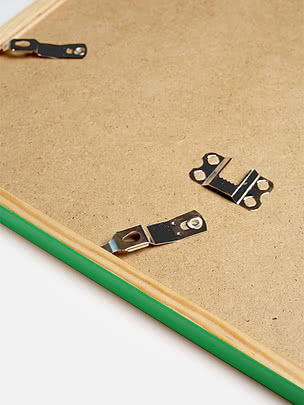 Retro di una cornice quadrata in menta con il pannello posteriore in MDF e gli attacchi metallici per appenderla