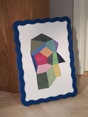 Abstraktes Gemälde mit bunten geometrischen Formen auf weißem Hintergrund in blauem Wellenrahmen