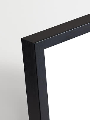 Nærbillede af sort trærammehjørne med enkel, moderne finish
