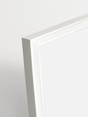 Primo piano dell’angolo di una cornice bianca con bordo scanalato