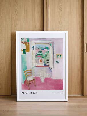 Poster incorniciato di Matisse con finestra aperta e sedia, appoggiato a un armadio in legno