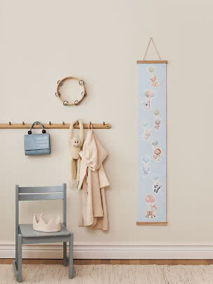 Blaue Kinder-Messlatte mit niedlichen Tieren und Ballons an der Wand im Kinderzimmer