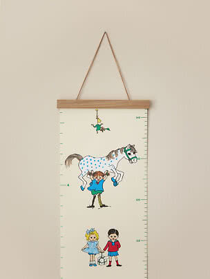 Pippi height chart with illustrations of Pippi, her horse and friends on a cream background