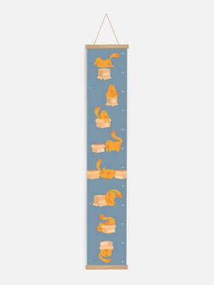 Blaue Messlatte mit orangefarbenen Katzen und Kartons in verschiedenen Positionen, im Holzrahmen.