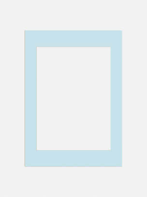 Passe-partout bleu pastel avec ouverture rectangulaire sur fond gris clair