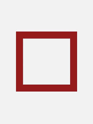 Passepartout quadrato in rosso disteso in piano, con un’apertura quadrata dal taglio smussato al centro