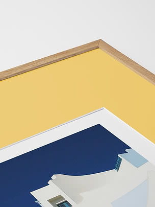 Primo piano in diagonale dello smusso di un passepartout in giallo dentro una cornice in rovere, con un poster blu sotto vetro