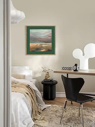 Paesaggio dai colori tenui in passepartout verde e cornice in rovere su una parete della camera da letto, sopra una scrivania e una sedia nera