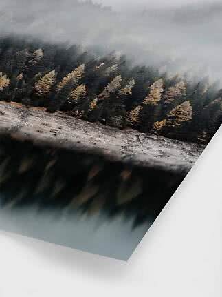 Plakat med tåget skovlandskab ved en stille sø med spejlinger