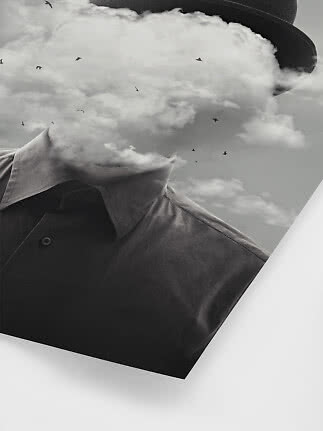 Schwarz-weißes Kunstposter eines Mannes mit Hut und Hemd, dessen Gesicht aus Wolken und Vögeln besteht