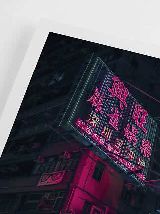 Gerahmtes Nachtfoto eines Gebäudes mit leuchtend pinkem Neonschild mit chinesischen Zeichen