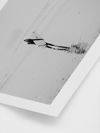 Zwart-wit poster van surfer met surfboard, staand in ondiep water op het strand