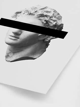 Poster in bianco e nero con busto classico in marmo e barra nera diagonale sugli occhi