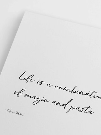Hvid typografiplakat med sort håndskriftcitat af Federico Fellini