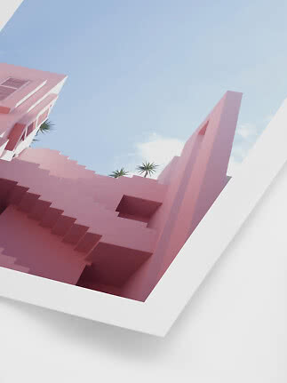 Vy underifrån av en rosa modernistisk byggnad mot blå himmel med små palmer