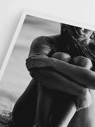Zwart-wit kunstprint van zittende vrouw met nat haar en zand op de huid