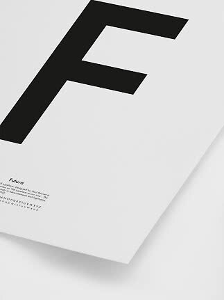 Minimalistisk vit poster med stort svart bokstaven F och liten typografitext längst ner.