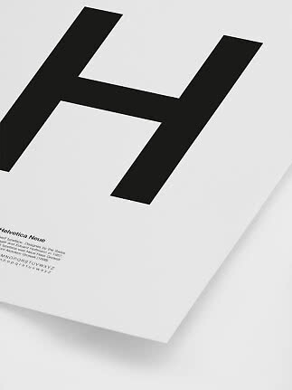 Minimalistisches Poster mit großem schwarzem H und Helvetica-Neue-Text auf weißem Hintergrund