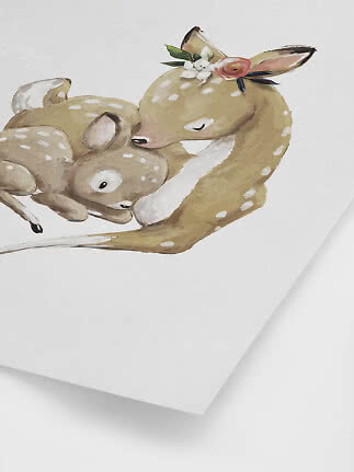 Illustration af rådyrmor med blomsterkrans, der krammer sit rådyrkid