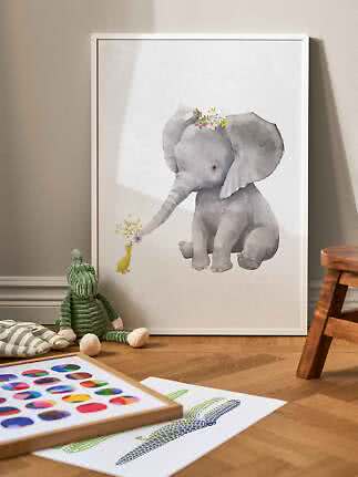 Indrammet børneplakat med grå elefant med blomsterkrans, der rækker en blomst til en gul ælling